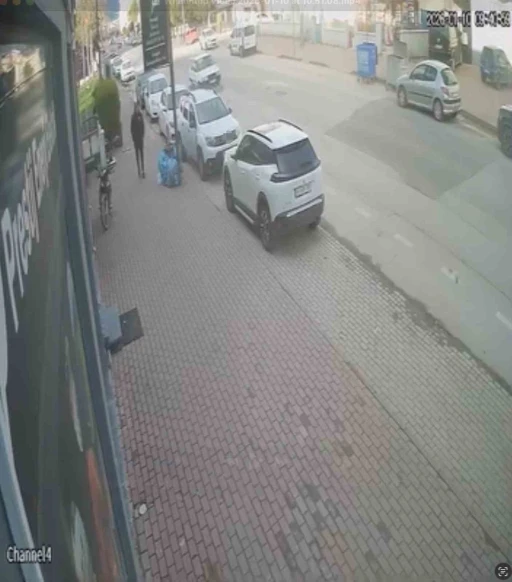 Şiddetli lodos tabelayı kopardı, facia kıl payı atlatıldı
