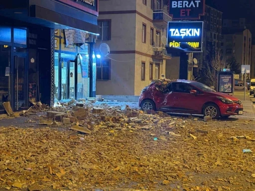 Şiddetli r&uuml;zgar binanın duvarını u&ccedil;urdu
