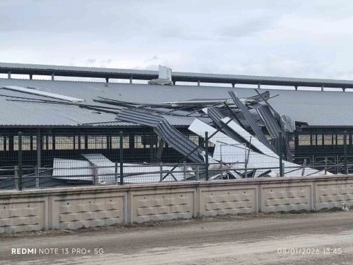 Şiddetli r&uuml;zgar işyerinin &ccedil;atısını ucurdu
