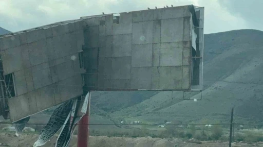 Şiddetli rüzgar reklam panosunu devirdi
