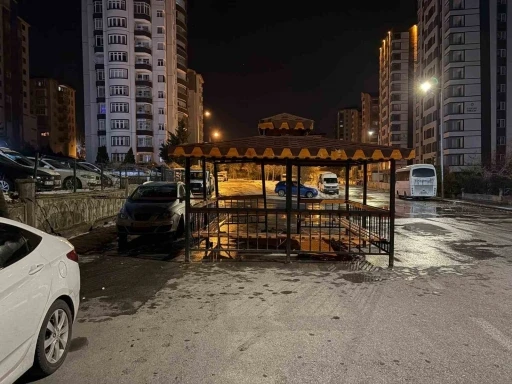 Şiddetli r&uuml;zgar, s&ouml;kt&uuml;ğ&uuml; kamelyayı bozmadan yola kondurdu
