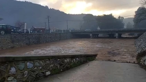 ŞİDDETLİ SAĞANAK YAĞIŞ SEBEBİYLE G&Ouml;K&Ccedil;E&rsquo;DE DERE YATAĞINDA SEL MEYDANA GELDİ