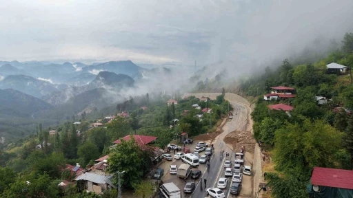 Şiddetli yağış heyelana yol a&ccedil;tı, motosiklet toprak altında kaldı
