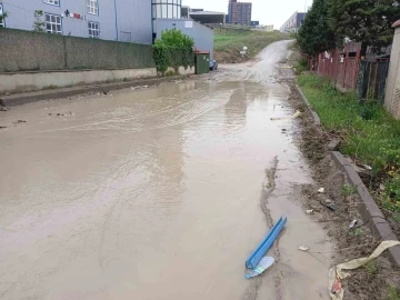 Şiddetli yağış, Kahramankazan’da da caddeleri sular altında bıraktı
