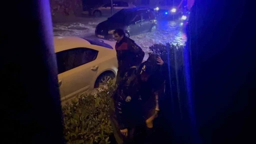 Şiddetli yağış sele d&ouml;nd&uuml;, ara&ccedil;larında mahsur kalan vatandaşları itfaiye kurtardı
