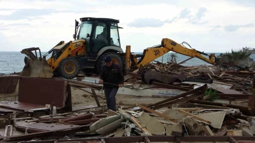 Side b&uuml;y&uuml;k plajda g&uuml;n&uuml;birlik 15 işletme yıkıldı
