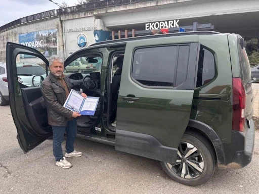 Sıfır aldığı aracı ekspertizde boyalı &ccedil;ıktı, yetkili servis iki farklı rapor verdi
