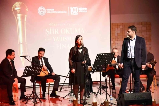 Şiir mısraları &ouml;ğretmenlerin sesiyle hayat buldu

