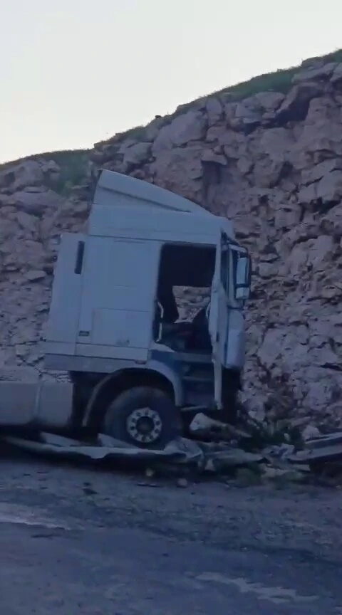 Siirt-Batman kara yolunda yoldan &ccedil;ıkan tır kaza yaptı: 1 yaralı
