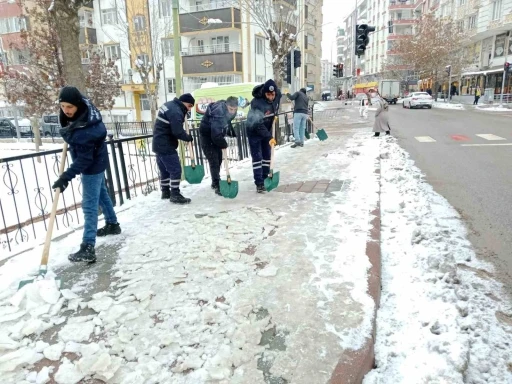 Siirt Belediyesinin karla m&uuml;cadele &ccedil;alışmaları aralıksız devam ediyor
