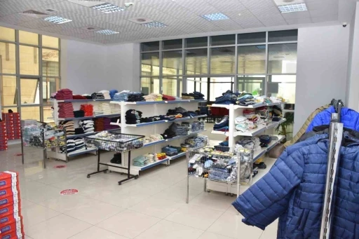 Siirt Emniyetinden 15 bin &ccedil;ocuğa &uuml;cretsiz giyim ve kırtasiye desteği

