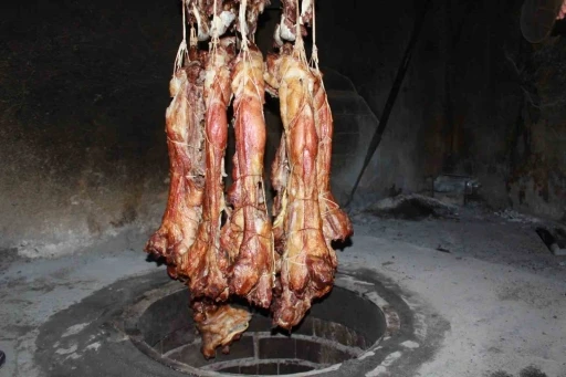 Siirt&rsquo;in tescilli lezzeti b&uuml;ryan kebabı iftar sofrasının vazge&ccedil;ilmezi oluyor
