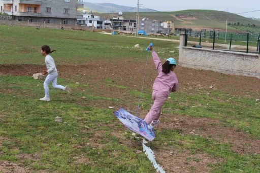 Siirt’te 23 Nisan dolayısıyla uçurtma şenliği düzenlendi
