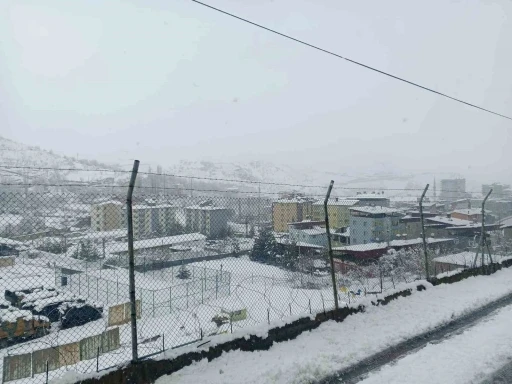 Siirt&rsquo;te 3 il&ccedil;ede eğitime kar engeli
