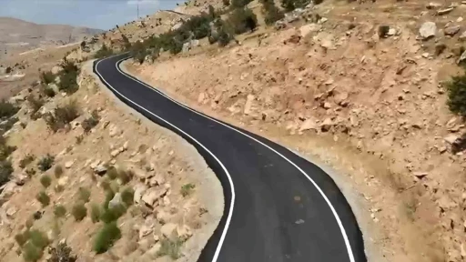 Siirt’te 9 bin metrelik yol sıcak asfaltla buluştu
