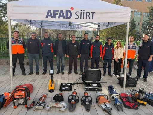 Siirt&rsquo;te AFAD ekipleri Deprem Haftası&rsquo;nda vatandaşları bilgilendirdi
