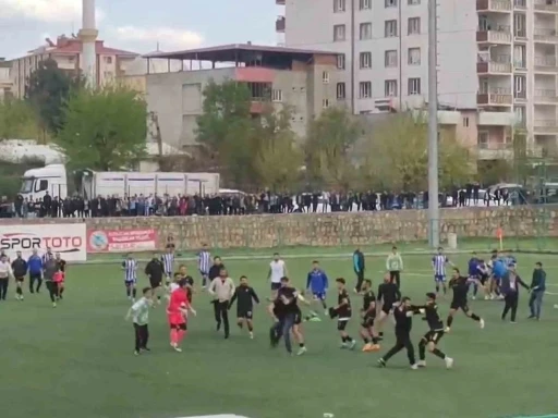 Siirt’te amatör maç sonrası saha karıştı
