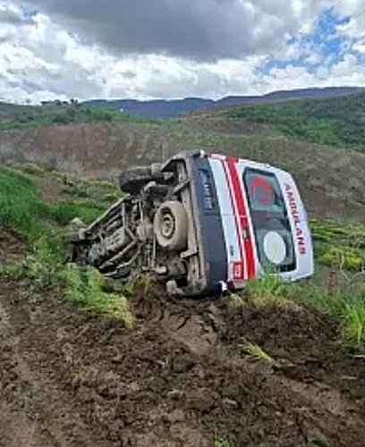 Siirt&rsquo;te ambulans şarampole devrildi: 3 sağlık personeli yaralandı