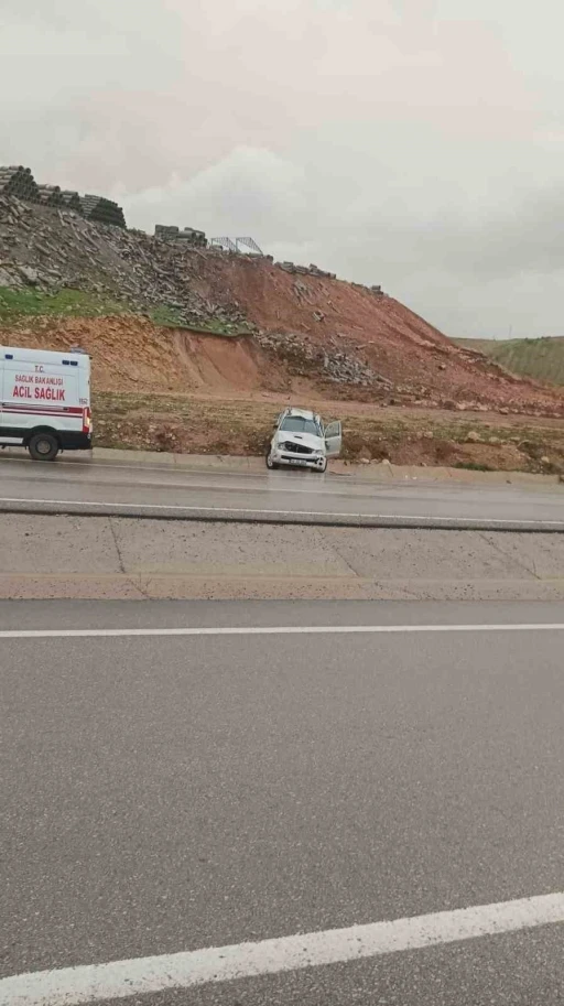 Siirt&rsquo;te ara&ccedil; takla attı: 2 yaralı
