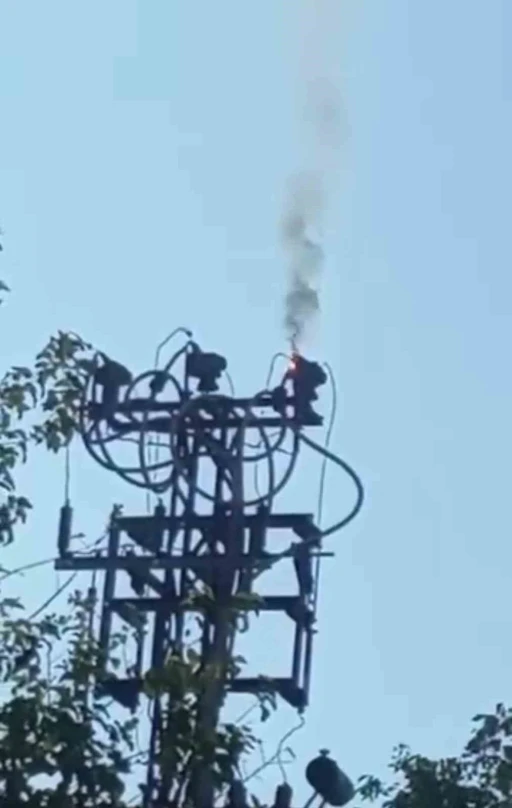 Siirt’te arıza nedeni ile elektrik direğinde yangın çıktı
