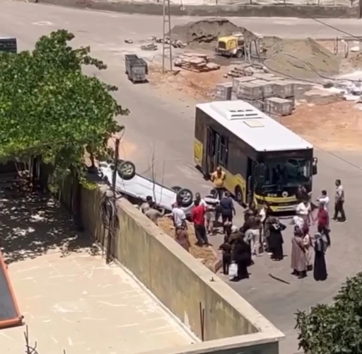 Siirt&rsquo;te belediye otob&uuml;s&uuml; ile hafif ticari ara&ccedil; &ccedil;arpıştı: 1 yaralı
