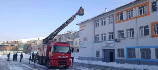 Siirt&rsquo;te cadde, sokak ve okulların &ccedil;atısındaki kar k&uuml;tlesi itfaiye tarafından temizleniyor
