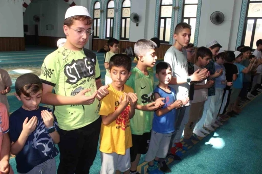 Siirt’te çocuklar hem Kur’an öğreniyor hem eğleniyor
