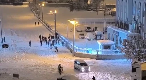 Siirt&rsquo;te &ccedil;ocuklar kartoplarını karakola attı, polisler karşılık verince renkli g&ouml;r&uuml;nt&uuml;ler oluştu
