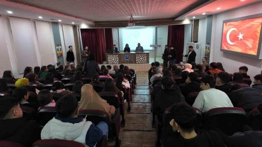 Siirt&rsquo;te cumhuriyet savcıları lise &ouml;ğrencilerini &lsquo;dolandırıcılık&rsquo; konusunda bilgilendirdi
