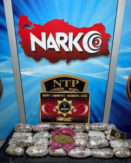 Siirt&rsquo;te durdurulan ara&ccedil;ta 13 kilo kubar esrar ele ge&ccedil;irildi: 1 tutuklama
