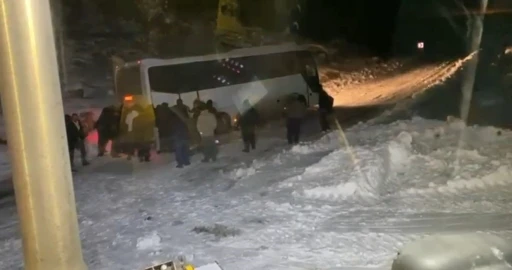 Siirt&rsquo;te ekipler, cenaze taşıyan otob&uuml;s ve hastaları bir bir kurtardı
