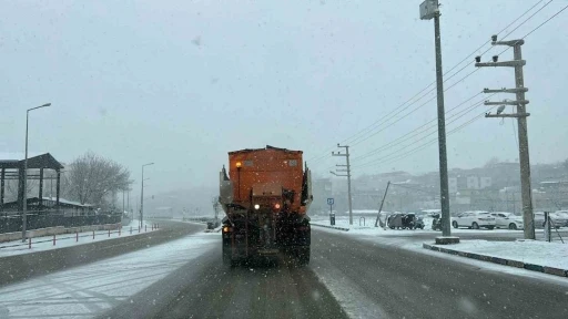 Siirt&rsquo;te ekiplerin karla m&uuml;cadele &ccedil;alışmaları s&uuml;r&uuml;yor
