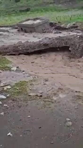 Siirt&rsquo;te faciadan d&ouml;n&uuml;ld&uuml;: Sel suları bir evi yuttu
