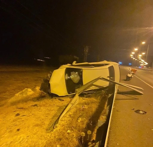Siirt&rsquo;te hafif ticari ara&ccedil; takla attı, s&uuml;r&uuml;c&uuml; kazayı yara almadan atlattı
