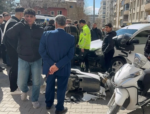 Siirt&rsquo;te hafif ticari ara&ccedil;la &ccedil;arpışan motosikletli yaralandı
