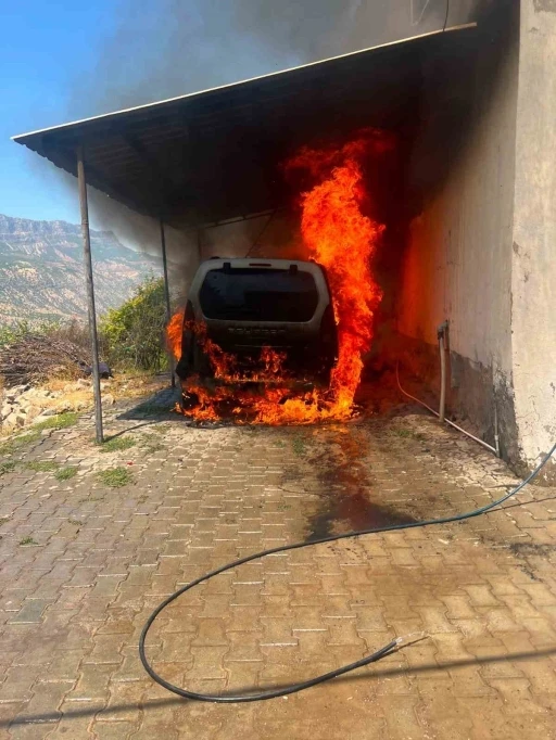 Siirt&rsquo;te hafif ticari ara&ccedil;ta &ccedil;ıkan yangın bitişikteki eve sı&ccedil;radı
