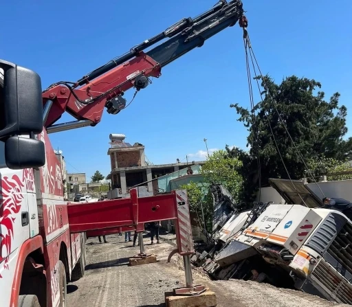 Siirt&rsquo;te iş makinesi devrildi
