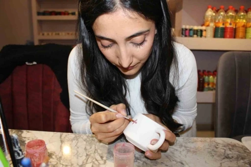 Siirt’te kadınlar günün yorgunluğunu sanat atölyesinde atıyorlar
