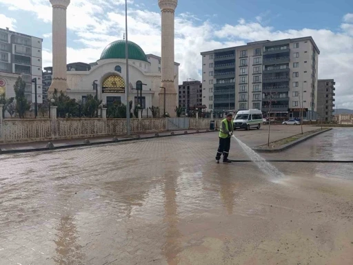 Siirt&rsquo;te kaldırım ve caddeler yıkanarak dezenfekte edildi
