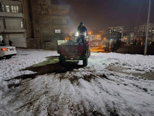 Siirt&rsquo;te kar k&uuml;reme ve tuzlama &ccedil;alışmaları devam ediyor
