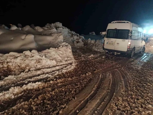 Siirt&rsquo;te kar ve heyelan ulaşımı aksattı. Mahsur kalan vatandaşlar kurtarıldı
