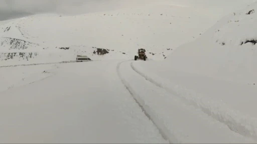 Siirt’te karda araçlar yolda mahsur kaldı

