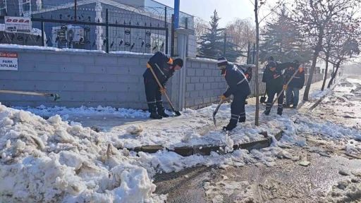 Siirt&rsquo;te karla m&uuml;cadele &ccedil;alışmaları aralıksız s&uuml;r&uuml;yor
