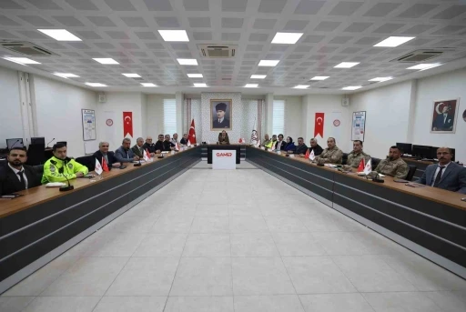 Siirt&rsquo;te karla m&uuml;cadelede 200 ara&ccedil; ve 600 kişi sahada
