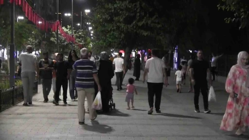 Siirt’te kavurucu sıcaklar hayatı geceye taşıdı
