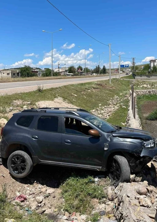 Siirt&rsquo;te kontrolden &ccedil;ıkan otomobil yol kenarına savruldu: 2 yaralı
