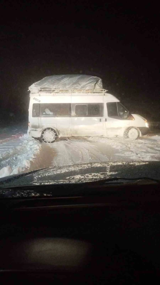 Siirt&rsquo;te mahsur kalan 22 vatandaş, 3 saatlik &ccedil;alışmanın ardından kurtarıldı
