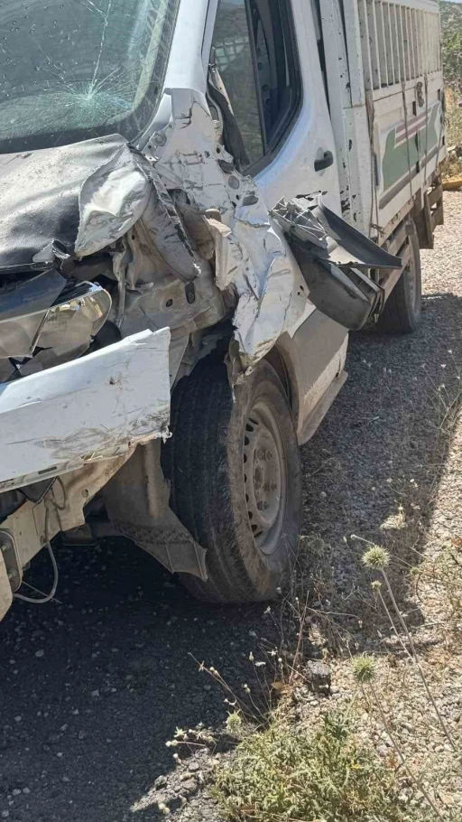 Siirt’te minibüs ile kamyonet çarpıştı: 1 yaralı
