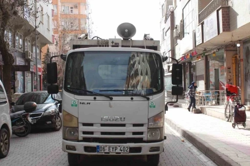 Siirt&rsquo;te m&uuml;ziği duyan &ccedil;&ouml;p&uuml;n&uuml; &ccedil;ıkartıyor
