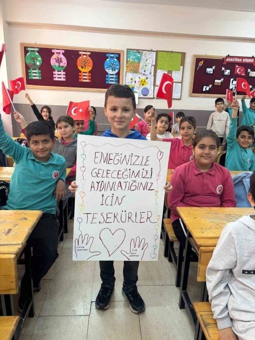 Siirt&rsquo;te &ouml;ğrencilerden &ouml;ğretmenlere sıcak karşılama
